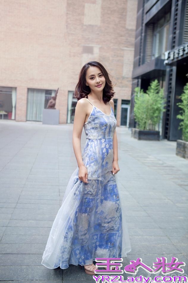 近日，马雅舒曝光一组最新夏日街拍写真。淡雅的民族印花长裙，清新的精致妆容，让这位新晋辣妈看上去气色大好，身材玲珑有致，更增添几分时尚色彩。一抹温度十足的微笑使她幸福溢于言表，举手投足间均流露出初为人母的喜悦与满足。