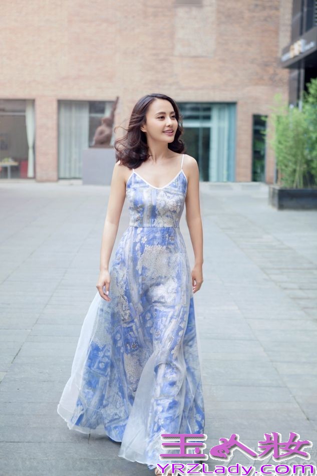 近日，马雅舒曝光一组最新夏日街拍写真。淡雅的民族印花长裙，清新的精致妆容，让这位新晋辣妈看上去气色大好，身材玲珑有致，更增添几分时尚色彩。一抹温度十足的微笑使她幸福溢于言表，举手投足间均流露出初为人母的喜悦与满足。