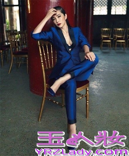 李冰冰随着《变形金刚4》在全球的热映，影片中正儿八经是个“角”的李冰冰看来也有成为“国际李”的节奏。国际明星李冰冰性感写真，上演制服诱惑冷艳迷人。