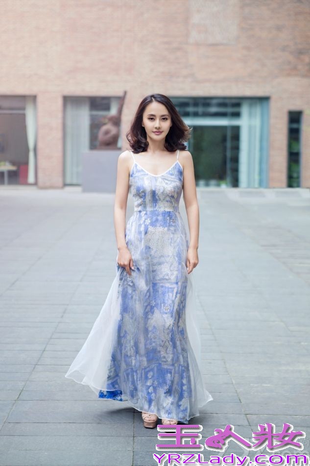 近日，马雅舒曝光一组最新夏日街拍写真。淡雅的民族印花长裙，清新的精致妆容，让这位新晋辣妈看上去气色大好，身材玲珑有致，更增添几分时尚色彩。一抹温度十足的微笑使她幸福溢于言表，举手投足间均流露出初为人母的喜悦与满足。