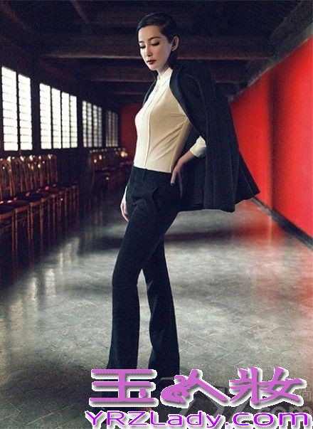 李冰冰随着《变形金刚4》在全球的热映，影片中正儿八经是个“角”的李冰冰看来也有成为“国际李”的节奏。国际明星李冰冰性感写真，上演制服诱惑冷艳迷人。