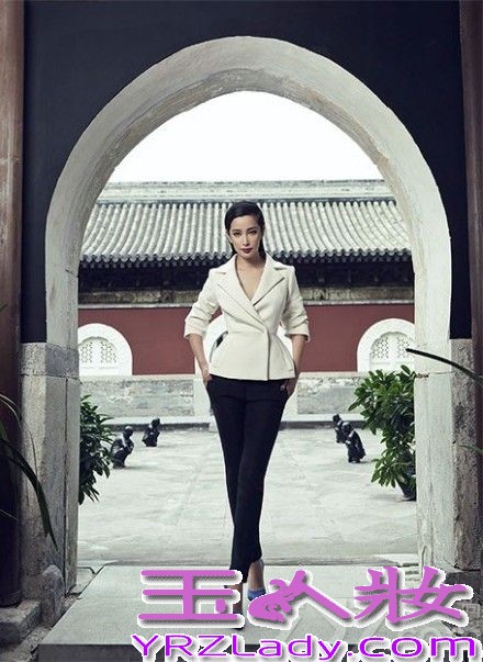 李冰冰随着《变形金刚4》在全球的热映，影片中正儿八经是个“角”的李冰冰看来也有成为“国际李”的节奏。国际明星李冰冰性感写真，上演制服诱惑冷艳迷人。