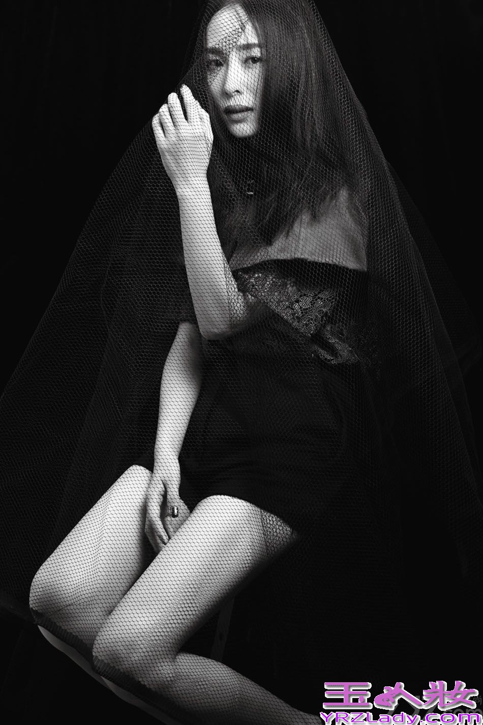 暑期档大银幕拉开战局，江一燕以恐怖片《笔仙3》、喜剧片《有种你爱我》和武侠片《四大名捕3》霸屏，制造了一场电影盛“燕”。正值笔仙热映，江一燕性感鬼魅登某杂志封面，从神经气质的暖意鬼后到野蛮癫狂的女汉子，再到飞檐走壁的性感女魔头，江一燕如同变色龙般在大银幕上不断突破和挑战自我。