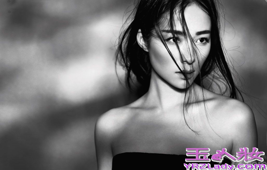 暑期档大银幕拉开战局，江一燕以恐怖片《笔仙3》、喜剧片《有种你爱我》和武侠片《四大名捕3》霸屏，制造了一场电影盛“燕”。正值笔仙热映，江一燕性感鬼魅登某杂志封面，从神经气质的暖意鬼后到野蛮癫狂的女汉子，再到飞檐走壁的性感女魔头，江一燕如同变色龙般在大银幕上不断突破和挑战自我。