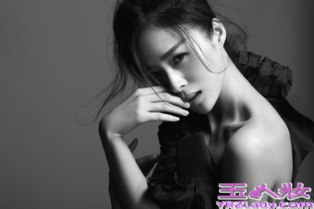 暑期档大银幕拉开战局，江一燕以恐怖片《笔仙3》、喜剧片《有种你爱我》和武侠片《四大名捕3》霸屏，制造了一场电影盛“燕”。正值笔仙热映，江一燕性感鬼魅登某杂志封面，从神经气质的暖意鬼后到野蛮癫狂的女汉子，再到飞檐走壁的性感女魔头，江一燕如同变色龙般在大银幕上不断突破和挑战自我。