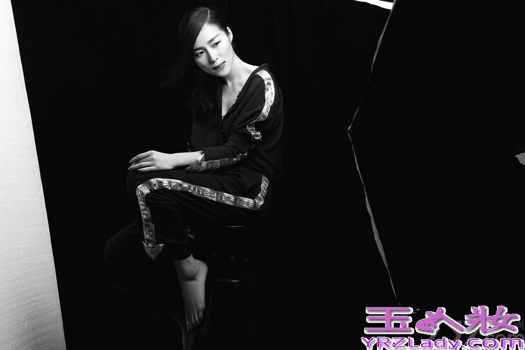 暑期档大银幕拉开战局，江一燕以恐怖片《笔仙3》、喜剧片《有种你爱我》和武侠片《四大名捕3》霸屏，制造了一场电影盛“燕”。正值笔仙热映，江一燕性感鬼魅登某杂志封面，从神经气质的暖意鬼后到野蛮癫狂的女汉子，再到飞檐走壁的性感女魔头，江一燕如同变色龙般在大银幕上不断突破和挑战自我。