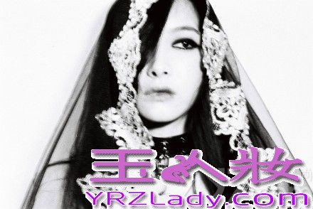 即将于本月7号发行新专辑的FX，在Krystal、雪莉公布了新专辑预报照之后，队长宋茜也公布了最新预告照。在这组照片中，宋茜尝试了以往难以见到的烟熏妆，野性魅惑瞬间吸引不少焦点。特别是戴上头纱的画面以及犀利的眼神瞬间秒杀不少菲林。