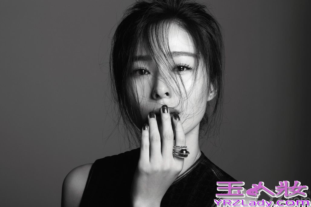 暑期档大银幕拉开战局，江一燕以恐怖片《笔仙3》、喜剧片《有种你爱我》和武侠片《四大名捕3》霸屏，制造了一场电影盛“燕”。正值笔仙热映，江一燕性感鬼魅登某杂志封面，从神经气质的暖意鬼后到野蛮癫狂的女汉子，再到飞檐走壁的性感女魔头，江一燕如同变色龙般在大银幕上不断突破和挑战自我。