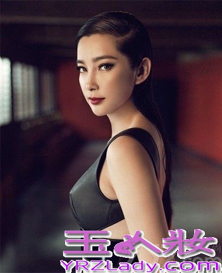 李冰冰随着《变形金刚4》在全球的热映，影片中正儿八经是个“角”的李冰冰看来也有成为“国际李”的节奏。国际明星李冰冰性感写真，上演制服诱惑冷艳迷人。