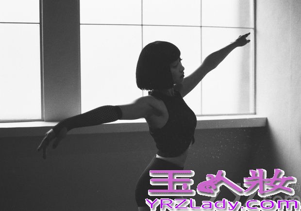 即将于本月7号发行新专辑的FX，在Krystal、雪莉公布了新专辑预报照之后，队长宋茜也公布了最新预告照。在这组照片中，宋茜尝试了以往难以见到的烟熏妆，野性魅惑瞬间吸引不少焦点。特别是戴上头纱的画面以及犀利的眼神瞬间秒杀不少菲林。