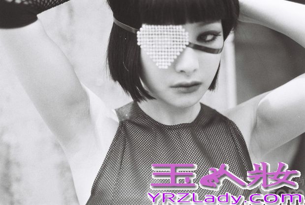 即将于本月7号发行新专辑的FX，在Krystal、雪莉公布了新专辑预报照之后，队长宋茜也公布了最新预告照。在这组照片中，宋茜尝试了以往难以见到的烟熏妆，野性魅惑瞬间吸引不少焦点。特别是戴上头纱的画面以及犀利的眼神瞬间秒杀不少菲林。