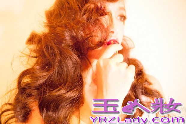 即将于本月7号发行新专辑的FX，在Krystal、雪莉公布了新专辑预报照之后，队长宋茜也公布了最新预告照。在这组照片中，宋茜尝试了以往难以见到的烟熏妆，野性魅惑瞬间吸引不少焦点。特别是戴上头纱的画面以及犀利的眼神瞬间秒杀不少菲林。