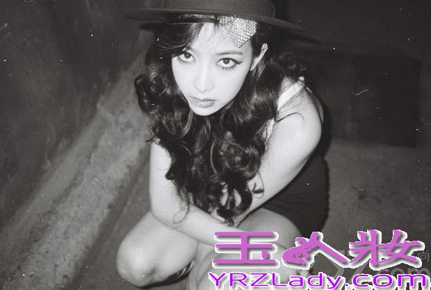 即将于本月7号发行新专辑的FX，在Krystal、雪莉公布了新专辑预报照之后，队长宋茜也公布了最新预告照。在这组照片中，宋茜尝试了以往难以见到的烟熏妆，野性魅惑瞬间吸引不少焦点。特别是戴上头纱的画面以及犀利的眼神瞬间秒杀不少菲林。