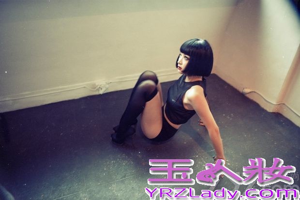 即将于本月7号发行新专辑的FX，在Krystal、雪莉公布了新专辑预报照之后，队长宋茜也公布了最新预告照。在这组照片中，宋茜尝试了以往难以见到的烟熏妆，野性魅惑瞬间吸引不少焦点。特别是戴上头纱的画面以及犀利的眼神瞬间秒杀不少菲林。