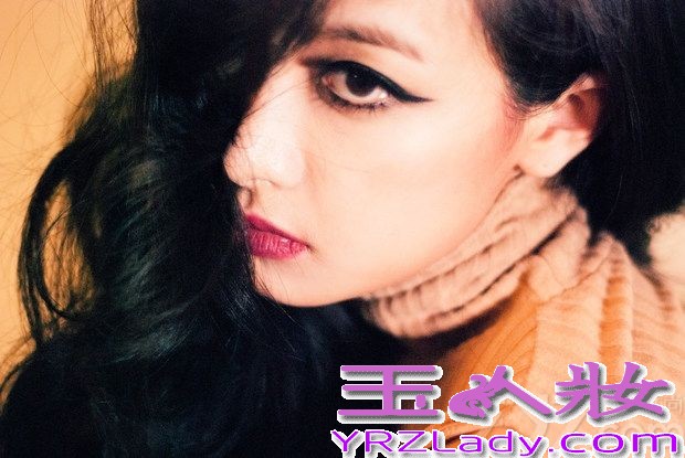 即将于本月7号发行新专辑的FX，在Krystal、雪莉公布了新专辑预报照之后，队长宋茜也公布了最新预告照。在这组照片中，宋茜尝试了以往难以见到的烟熏妆，野性魅惑瞬间吸引不少焦点。特别是戴上头纱的画面以及犀利的眼神瞬间秒杀不少菲林。