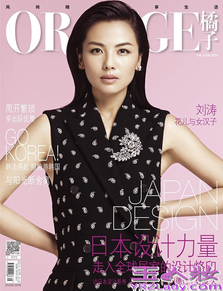 刘涛演绎了多组不同风格装扮，美轮美奂。永恒经典的黑色长裙，简单之中不失华丽大气，衬托出姣好身材，搭配花朵系列首饰，仿佛点睛之笔，让人看到了刘涛迷人的一面。身着蓝色连衣裙搭配高跟鞋，女人味十足，彰显完美女性魅力。