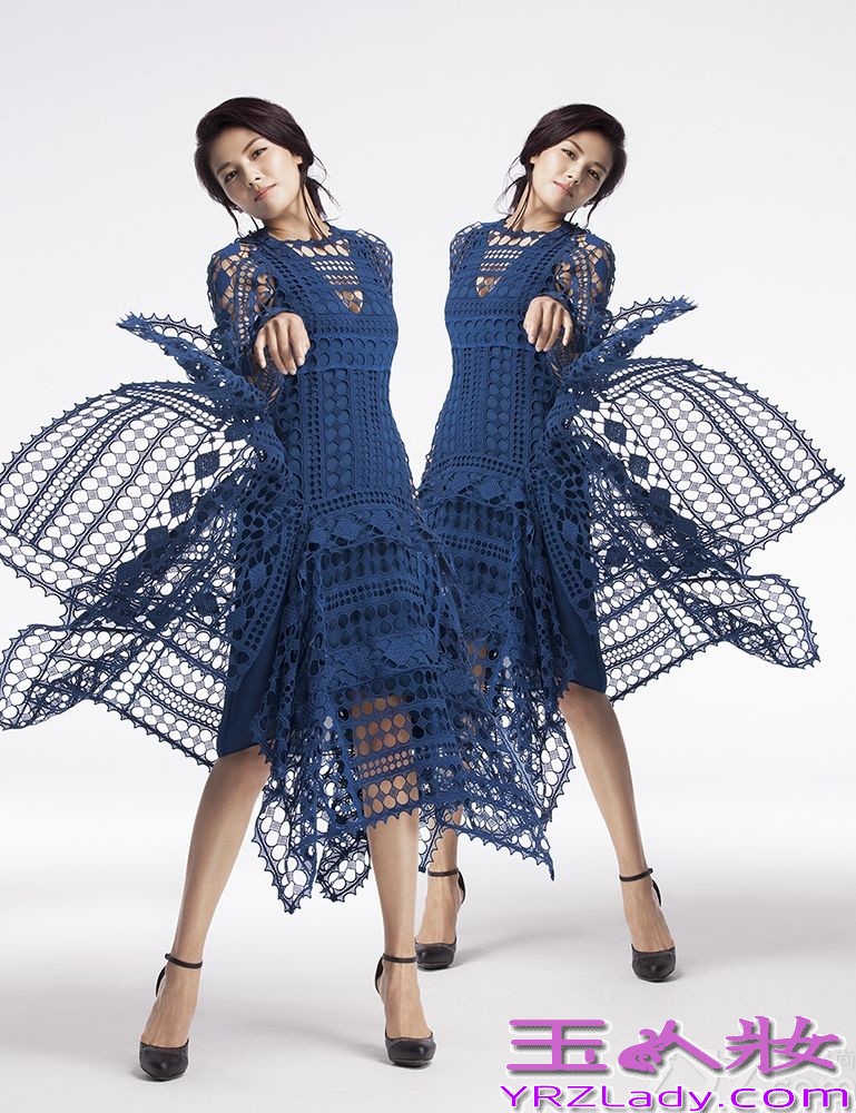 刘涛演绎了多组不同风格装扮，美轮美奂。永恒经典的黑色长裙，简单之中不失华丽大气，衬托出姣好身材，搭配花朵系列首饰，仿佛点睛之笔，让人看到了刘涛迷人的一面。身着蓝色连衣裙搭配高跟鞋，女人味十足，彰显完美女性魅力。