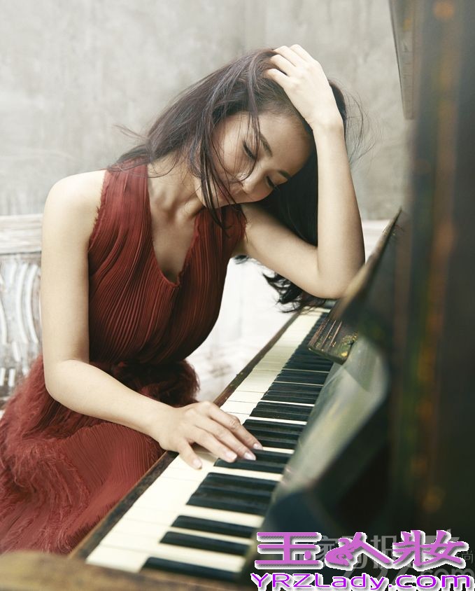 刘涛演绎了多组不同风格装扮，美轮美奂。永恒经典的黑色长裙，简单之中不失华丽大气，衬托出姣好身材，搭配花朵系列首饰，仿佛点睛之笔，让人看到了刘涛迷人的一面。身着蓝色连衣裙搭配高跟鞋，女人味十足，彰显完美女性魅力。