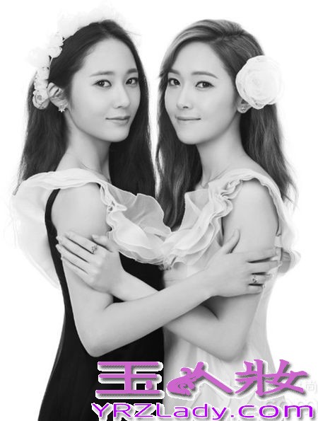 郑氏姐妹花Jessica郑秀妍和Krystal郑秀晶分别为韩国两大当红女子团体成员，人气非常之高。两姐妹长相神似，都拥有姣好的面容。穿衣简约之余十分有品位，两人发型也几乎一样，都是中长卷发，但相似之余又各有各的味道。一组郑氏姐妹花唯美婚纱照黑白写真，尽显典雅奢华。