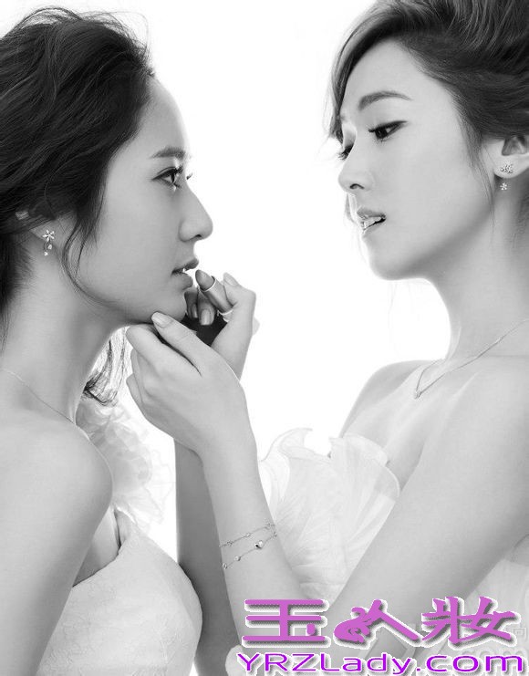 郑氏姐妹花Jessica郑秀妍和Krystal郑秀晶分别为韩国两大当红女子团体成员，人气非常之高。两姐妹长相神似，都拥有姣好的面容。穿衣简约之余十分有品位，两人发型也几乎一样，都是中长卷发，但相似之余又各有各的味道。一组郑氏姐妹花唯美婚纱照黑白写真，尽显典雅奢华。