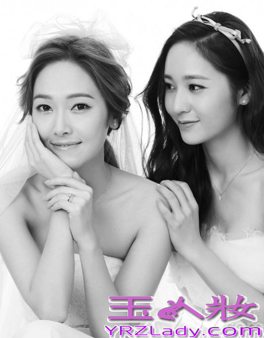 郑氏姐妹花Jessica郑秀妍和Krystal郑秀晶分别为韩国两大当红女子团体成员，人气非常之高。两姐妹长相神似，都拥有姣好的面容。穿衣简约之余十分有品位，两人发型也几乎一样，都是中长卷发，但相似之余又各有各的味道。一组郑氏姐妹花唯美婚纱照黑白写真，尽显典雅奢华。