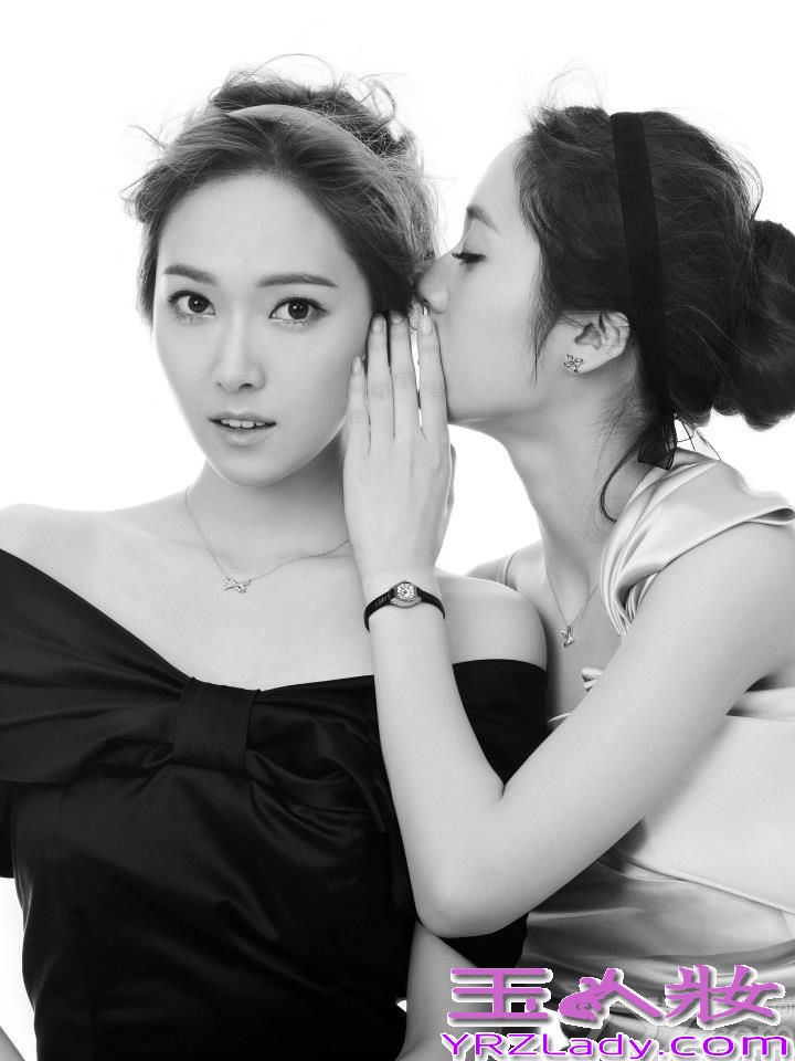 郑氏姐妹花Jessica郑秀妍和Krystal郑秀晶分别为韩国两大当红女子团体成员，人气非常之高。两姐妹长相神似，都拥有姣好的面容。穿衣简约之余十分有品位，两人发型也几乎一样，都是中长卷发，但相似之余又各有各的味道。一组郑氏姐妹花唯美婚纱照黑白写真，尽显典雅奢华。