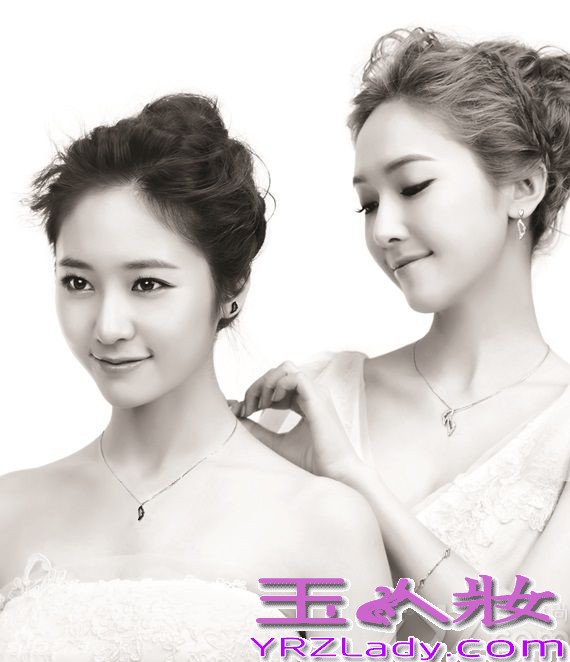 近日，韩国组合少女时代Jessica和（x）成员Krystal在纽约拍摄了一组写真，两人穿着相同味道，不同款式的服饰，尽显出纽约达人的无尽时尚魅力，展现出最夯最潮郑氏姐妹花，下面一起来看看Jessica&Krystal最新写真图片曝光吧！
