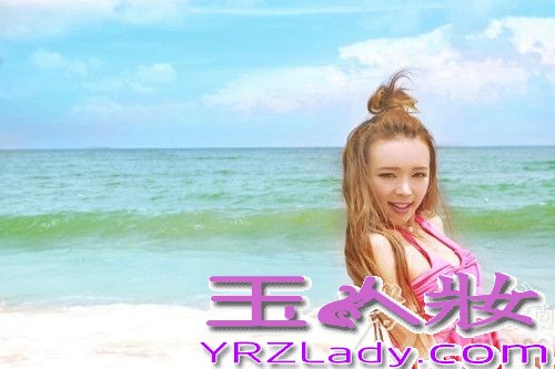 裴紫绮最近在海边拍摄了一组可爱的照片，她身穿粉红色比基尼，为热辣的夏天带来一丝萌萌哒的清爽。 裴紫绮一席粉红色比基尼甜美可爱，多变造型萌翻网友。