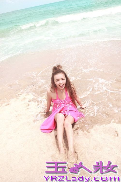 裴紫绮最近在海边拍摄了一组可爱的照片，她身穿粉红色比基尼，为热辣的夏天带来一丝萌萌哒的清爽。 裴紫绮一席粉红色比基尼甜美可爱，多变造型萌翻网友。