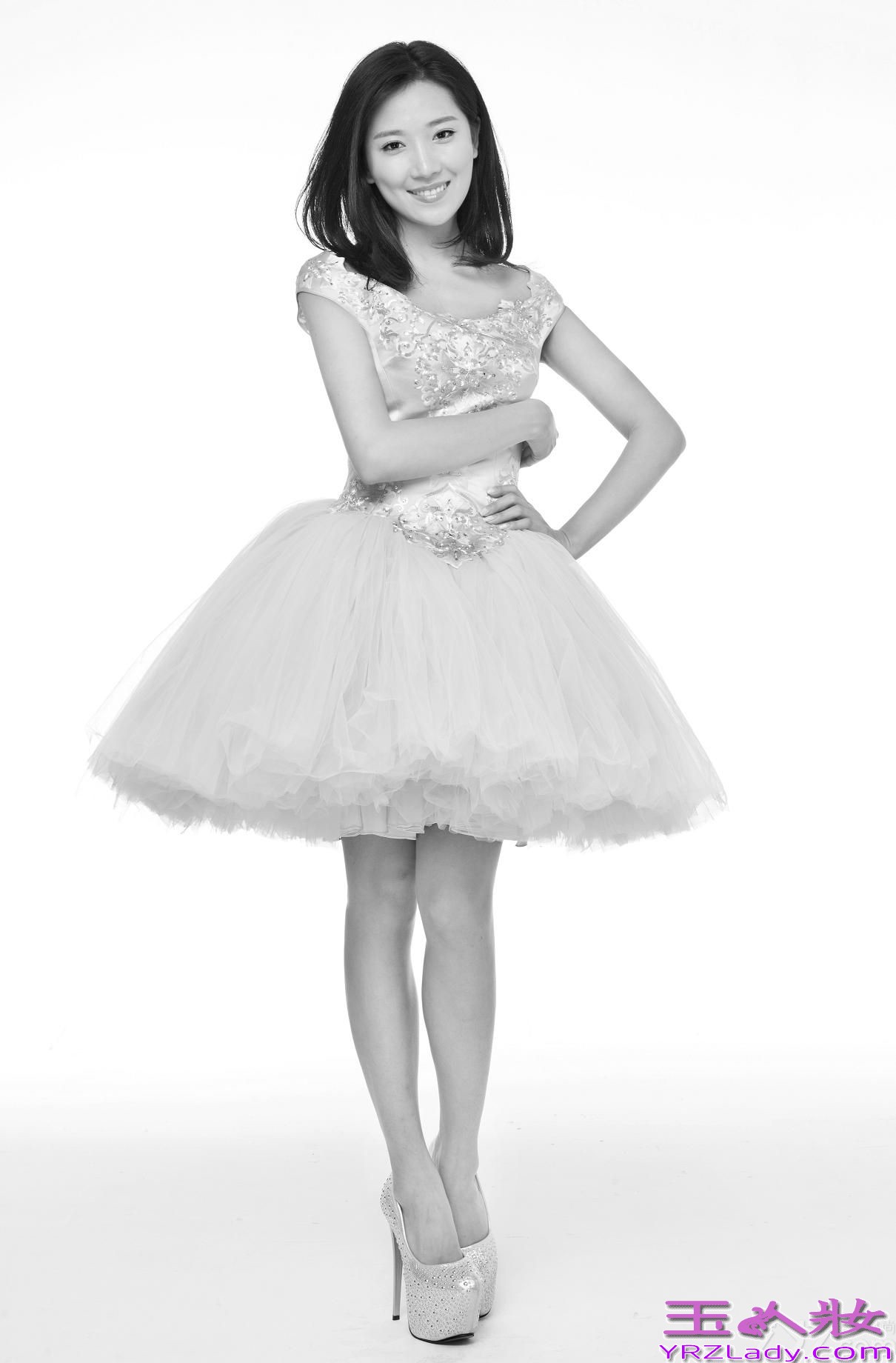 由王超执导、菅韧姿主演的电影《幻想曲》将于6月20日上映。近日，菅韧姿一组黑白写真曝光，不同于戛纳红毯“九阳消寒图”的清丽，不着色彩的黑白写真朴素典雅，韵味十足。在这组以简约为基调的时尚大片中，菅韧姿均以飘逸纱裙出现，或吊带抹胸香肩微露；或蕾丝透视大秀性感美腿；或蓬蓬裙展示曼妙身段，搭配一头蓬松自然的齐肩秀发，温婉柔美展露无遗。黑白色的碰撞，与《幻想曲》中菅韧姿鲜明矛盾的人物角色不谋而合。这组曝光的写真中，云淡风轻的薄纱，令她更添跃动的美妙。