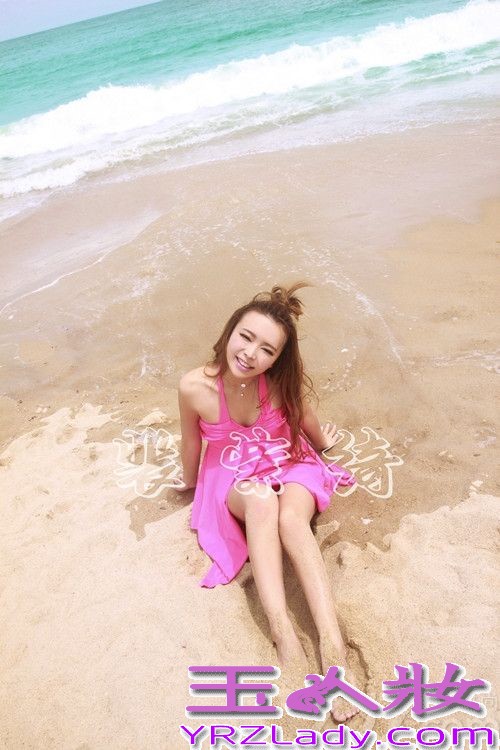 裴紫绮最近在海边拍摄了一组可爱的照片，她身穿粉红色比基尼，为热辣的夏天带来一丝萌萌哒的清爽。 裴紫绮一席粉红色比基尼甜美可爱，多变造型萌翻网友。