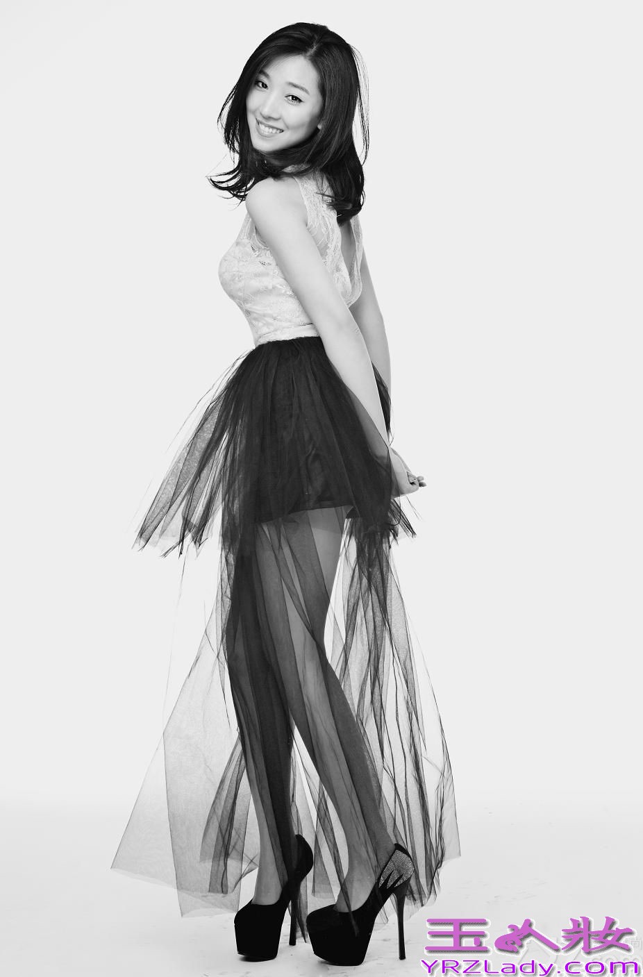 由王超执导、菅韧姿主演的电影《幻想曲》将于6月20日上映。近日，菅韧姿一组黑白写真曝光，不同于戛纳红毯“九阳消寒图”的清丽，不着色彩的黑白写真朴素典雅，韵味十足。在这组以简约为基调的时尚大片中，菅韧姿均以飘逸纱裙出现，或吊带抹胸香肩微露；或蕾丝透视大秀性感美腿；或蓬蓬裙展示曼妙身段，搭配一头蓬松自然的齐肩秀发，温婉柔美展露无遗。黑白色的碰撞，与《幻想曲》中菅韧姿鲜明矛盾的人物角色不谋而合。这组曝光的写真中，云淡风轻的薄纱，令她更添跃动的美妙。