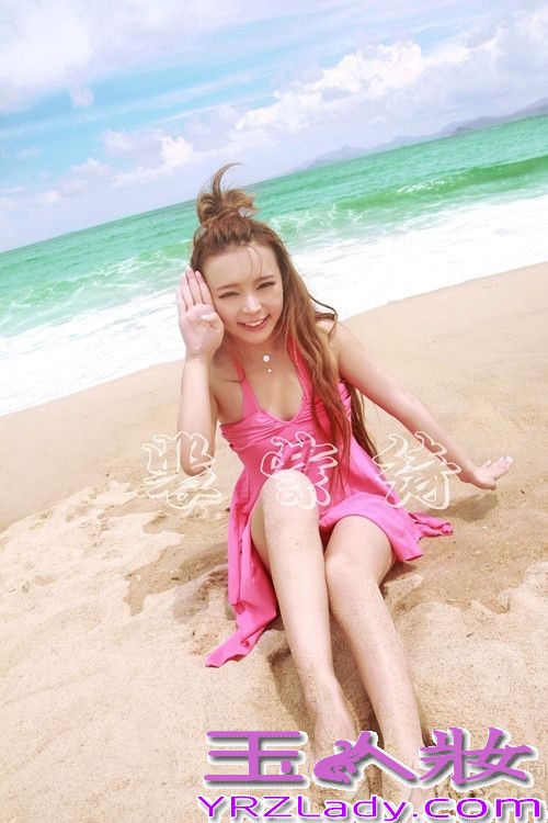 裴紫绮最近在海边拍摄了一组可爱的照片，她身穿粉红色比基尼，为热辣的夏天带来一丝萌萌哒的清爽。 裴紫绮一席粉红色比基尼甜美可爱，多变造型萌翻网友。