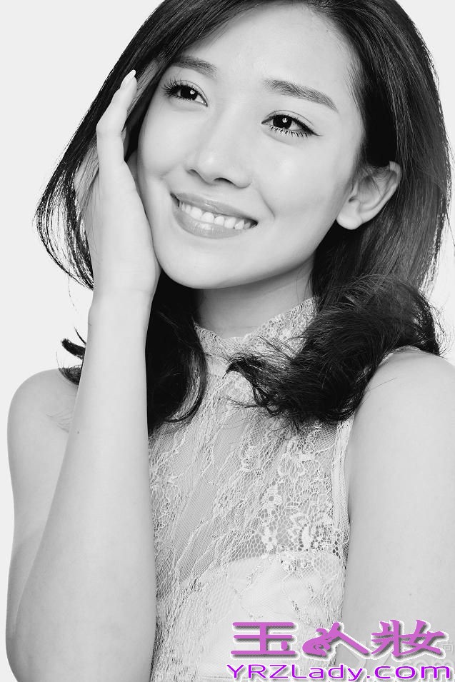 由王超执导、菅韧姿主演的电影《幻想曲》将于6月20日上映。近日，菅韧姿一组黑白写真曝光，不同于戛纳红毯“九阳消寒图”的清丽，不着色彩的黑白写真朴素典雅，韵味十足。在这组以简约为基调的时尚大片中，菅韧姿均以飘逸纱裙出现，或吊带抹胸香肩微露；或蕾丝透视大秀性感美腿；或蓬蓬裙展示曼妙身段，搭配一头蓬松自然的齐肩秀发，温婉柔美展露无遗。黑白色的碰撞，与《幻想曲》中菅韧姿鲜明矛盾的人物角色不谋而合。这组曝光的写真中，云淡风轻的薄纱，令她更添跃动的美妙。