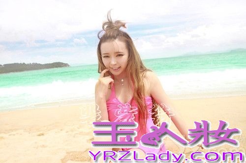 裴紫绮最近在海边拍摄了一组可爱的照片，她身穿粉红色比基尼，为热辣的夏天带来一丝萌萌哒的清爽。 裴紫绮一席粉红色比基尼甜美可爱，多变造型萌翻网友。