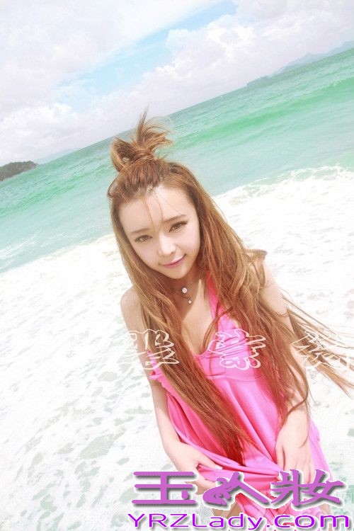裴紫绮最近在海边拍摄了一组可爱的照片，她身穿粉红色比基尼，为热辣的夏天带来一丝萌萌哒的清爽。 裴紫绮一席粉红色比基尼甜美可爱，多变造型萌翻网友。