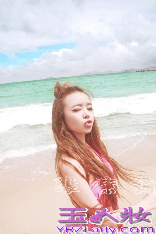 裴紫绮最近在海边拍摄了一组可爱的照片，她身穿粉红色比基尼，为热辣的夏天带来一丝萌萌哒的清爽。 裴紫绮一席粉红色比基尼甜美可爱，多变造型萌翻网友。