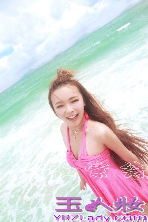 裴紫绮最近在海边拍摄了一组可爱的照片，她身穿粉红色比基尼，为热辣的夏天带来一丝萌萌哒的清爽。 裴紫绮一席粉红色比基尼甜美可爱，多变造型萌翻网友。