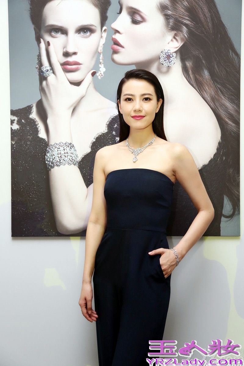 昨晚，高圆圆一袭藏蓝色抹胸连体裤现身北京法国大使馆，出席某珠宝品牌时尚晚宴活动。抹胸的连体裤搭配干净利落的直发，知性优雅的同时又不失妩媚性感，经典的藏蓝色彩更衬托出高贵典雅的气质，魅力尽显。