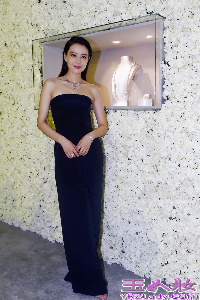 昨晚，高圆圆一袭藏蓝色抹胸连体裤现身北京法国大使馆，出席某珠宝品牌时尚晚宴活动。抹胸的连体裤搭配干净利落的直发，知性优雅的同时又不失妩媚性感，经典的藏蓝色彩更衬托出高贵典雅的气质，魅力尽显。