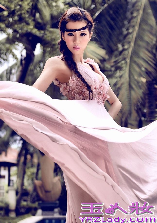 叶梓萱名模，因拥有漂亮的脸蛋与火爆的身材，被宅男封为新一代女神。今天为大家分享她的最新写真图片，身穿V领粉紫色开叉长裙，露出圆润丰胸与美腿，映衬出叶梓萱更加性感的身材和气质，梦幻迷人。