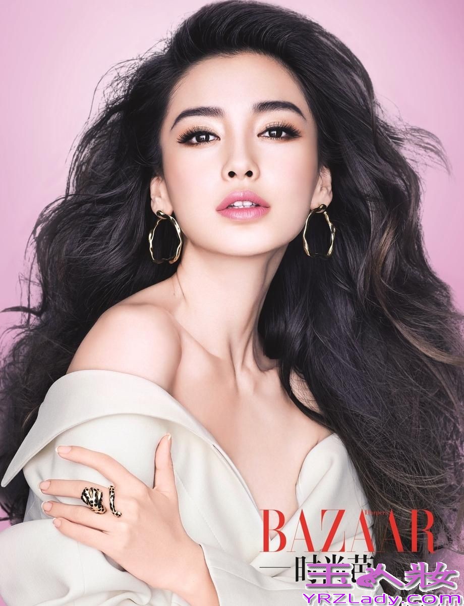 “活得开心，做到最好”，这是新锐世代智美偶像Angelababy的人生信条。她有一颗潇洒自由、对世界永远充满好奇的年轻之心，少女的外表下又住着一个睿智沉稳、在不同角色里自如穿梭的成熟灵魂。就做自己，敢爱敢恨，人生选择从不拖泥带水，不断汲取新锐能量鲜活生长，更乐于用包容的心悦纳这个世界的无数可能。豆蔻出道，11年蜕变，见证她多年成长的黄晓明说，初识时Angelababy曾告诉他，梦想有一天成为BAZAAR的封面女郎，而实现这个愿望，Angelababy只用了不到一年半的时间。她是许多人心中的天使，也是这个时代的智慧宠儿，她为自己描绘最美的人生颜色，独一无二。