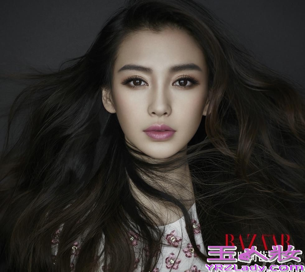 “活得开心，做到最好”，这是新锐世代智美偶像Angelababy的人生信条。她有一颗潇洒自由、对世界永远充满好奇的年轻之心，少女的外表下又住着一个睿智沉稳、在不同角色里自如穿梭的成熟灵魂。就做自己，敢爱敢恨，人生选择从不拖泥带水，不断汲取新锐能量鲜活生长，更乐于用包容的心悦纳这个世界的无数可能。豆蔻出道，11年蜕变，见证她多年成长的黄晓明说，初识时Angelababy曾告诉他，梦想有一天成为BAZAAR的封面女郎，而实现这个愿望，Angelababy只用了不到一年半的时间。她是许多人心中的天使，也是这个时代的智慧宠儿，她为自己描绘最美的人生颜色，独一无二。