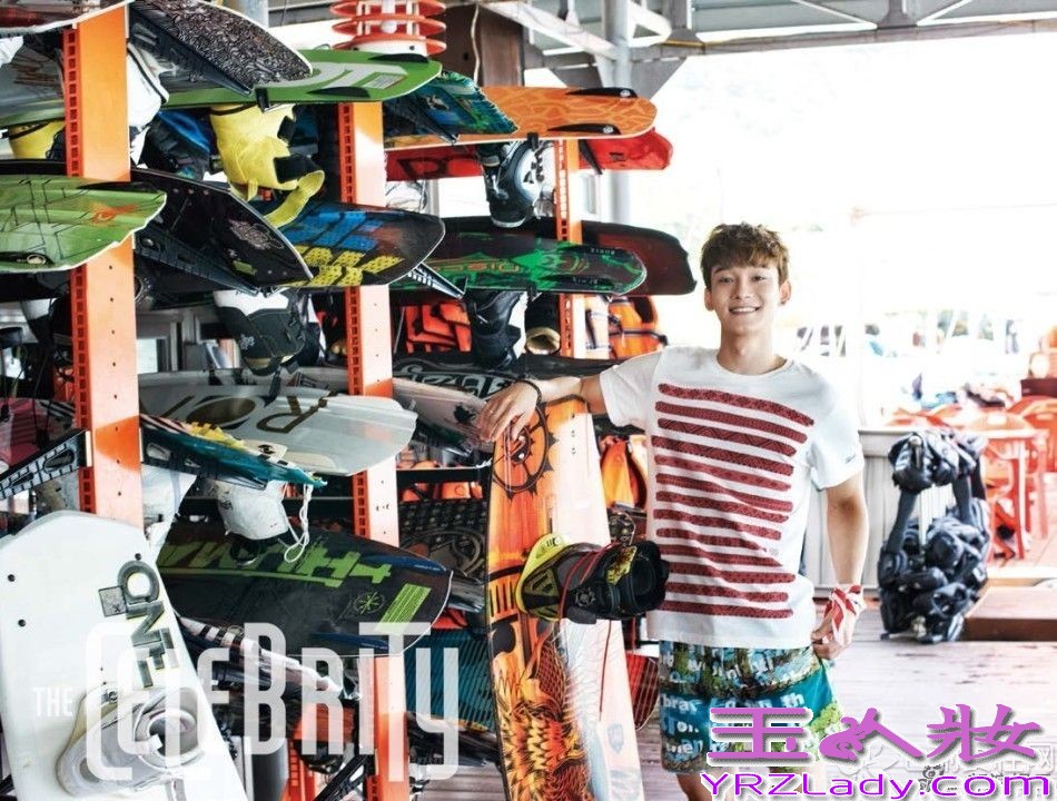 EXO成员CHEN携手某杂志拍摄了一组夏日滑水画报，被评为“拥有最美丽笑容艺人”。CHEN表示感开始拍摄的时候会担心吊入水中，但是出乎意料的一次性完成了，看来CHEN的运动细胞相当强，快来看看金钟大最新和以往的高清图片吧！