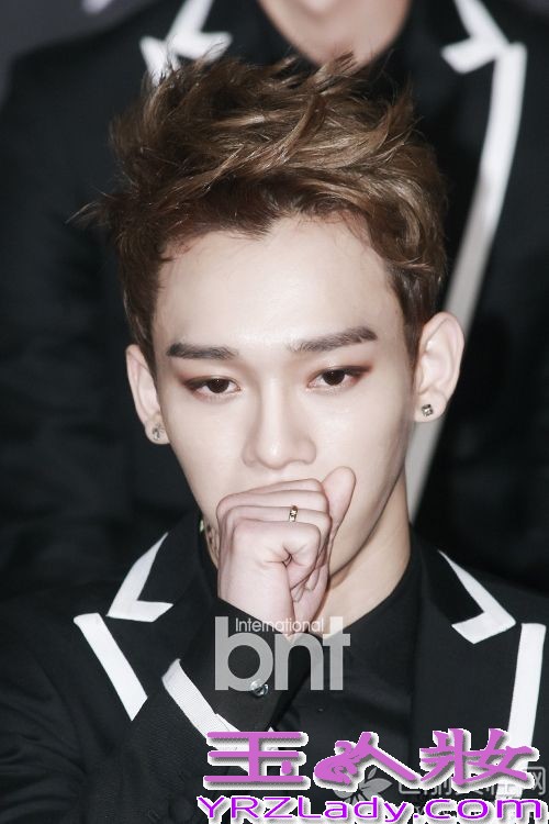 EXO成员CHEN携手某杂志拍摄了一组夏日滑水画报，被评为“拥有最美丽笑容艺人”。CHEN表示感开始拍摄的时候会担心吊入水中，但是出乎意料的一次性完成了，看来CHEN的运动细胞相当强，快来看看金钟大最新和以往的高清图片吧！