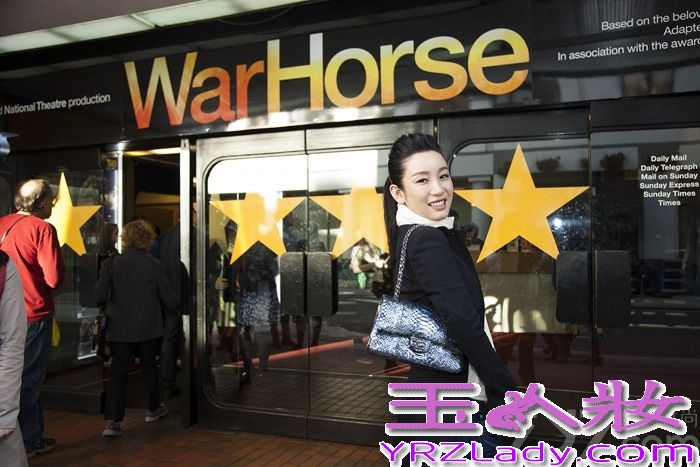 近日，秦海璐作为中英电影大使和英国旅游形象大使受邀赴英，在伦敦出席一系列电影文化交流活动。秦海璐以多套造型示人，美轮美奂，吸引眼球。参观碎片大厦时，以一袭黑色修身长裙搭配白色丝巾并盘起长发，完美身材一览无遗，高贵典雅，女人味十足，释放出无可抵挡的诱人魅力。到了哈迷们最爱的九又四分之三站台，秦海璐身着白色镂空长裙，外披卡其色风衣，搭配暗红色围巾、“哈利波特式”圆框眼镜、英式牛皮靴，清新脱俗，俏皮可爱，少女气质尽显。观看戏剧《战马》时，秦海璐则以白色上衣打底、黑色短款外套搭配修身牛仔裤示人，银蓝色单肩斜跨包包让人眼前一亮，高高束起的马尾大方得体、简洁时尚，轻易成为人群中最夺目的焦点。