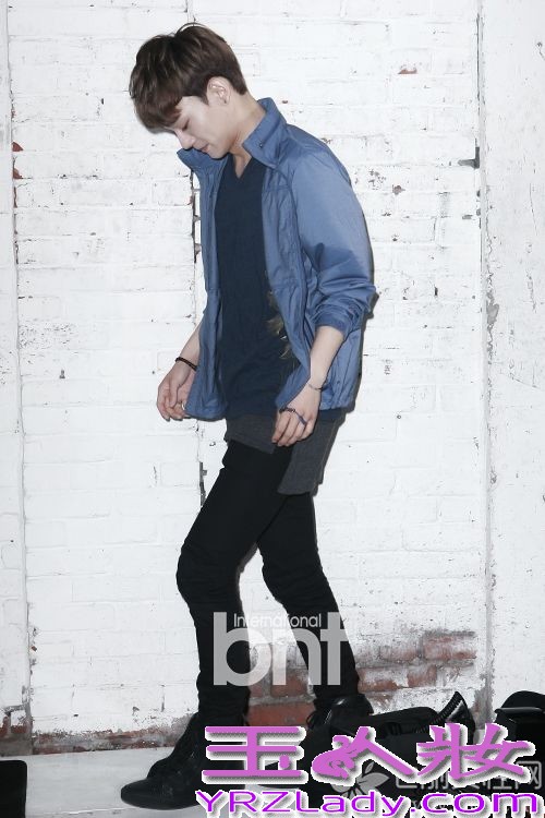 EXO成员CHEN携手某杂志拍摄了一组夏日滑水画报，被评为“拥有最美丽笑容艺人”。CHEN表示感开始拍摄的时候会担心吊入水中，但是出乎意料的一次性完成了，看来CHEN的运动细胞相当强，快来看看金钟大最新和以往的高清图片吧！