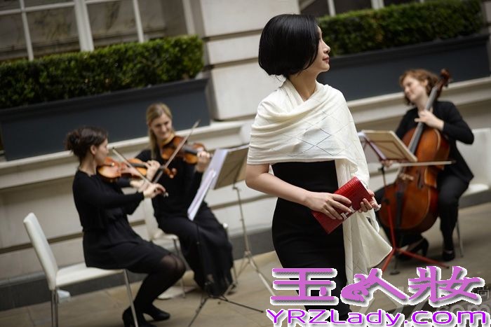 近日，秦海璐作为中英电影大使和英国旅游形象大使受邀赴英，在伦敦出席一系列电影文化交流活动。秦海璐以多套造型示人，美轮美奂，吸引眼球。参观碎片大厦时，以一袭黑色修身长裙搭配白色丝巾并盘起长发，完美身材一览无遗，高贵典雅，女人味十足，释放出无可抵挡的诱人魅力。到了哈迷们最爱的九又四分之三站台，秦海璐身着白色镂空长裙，外披卡其色风衣，搭配暗红色围巾、“哈利波特式”圆框眼镜、英式牛皮靴，清新脱俗，俏皮可爱，少女气质尽显。观看戏剧《战马》时，秦海璐则以白色上衣打底、黑色短款外套搭配修身牛仔裤示人，银蓝色单肩斜跨包包让人眼前一亮，高高束起的马尾大方得体、简洁时尚，轻易成为人群中最夺目的焦点。