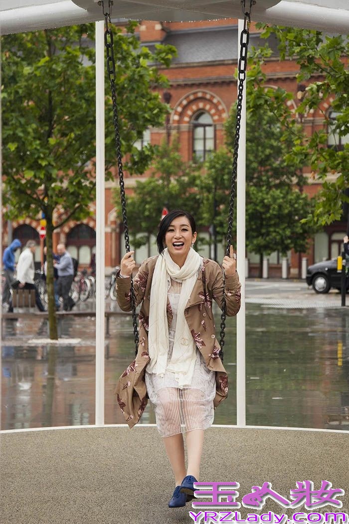 近日，秦海璐作为中英电影大使和英国旅游形象大使受邀赴英，在伦敦出席一系列电影文化交流活动。秦海璐以多套造型示人，美轮美奂，吸引眼球。参观碎片大厦时，以一袭黑色修身长裙搭配白色丝巾并盘起长发，完美身材一览无遗，高贵典雅，女人味十足，释放出无可抵挡的诱人魅力。到了哈迷们最爱的九又四分之三站台，秦海璐身着白色镂空长裙，外披卡其色风衣，搭配暗红色围巾、“哈利波特式”圆框眼镜、英式牛皮靴，清新脱俗，俏皮可爱，少女气质尽显。观看戏剧《战马》时，秦海璐则以白色上衣打底、黑色短款外套搭配修身牛仔裤示人，银蓝色单肩斜跨包包让人眼前一亮，高高束起的马尾大方得体、简洁时尚，轻易成为人群中最夺目的焦点。