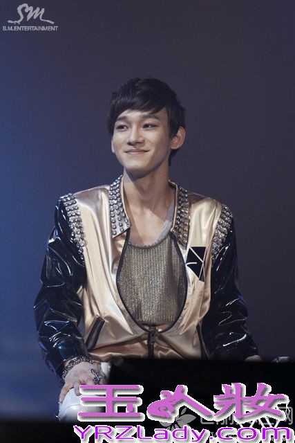 EXO成员CHEN携手某杂志拍摄了一组夏日滑水画报，被评为“拥有最美丽笑容艺人”。CHEN表示感开始拍摄的时候会担心吊入水中，但是出乎意料的一次性完成了，看来CHEN的运动细胞相当强，快来看看金钟大最新和以往的高清图片吧！